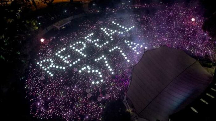 Activistas reprodujeron de manera luminosa en una manifestación su reivindicación de suspender la ley que sancionaba el sexo entre hombres. Foto: EFE/WALLACE