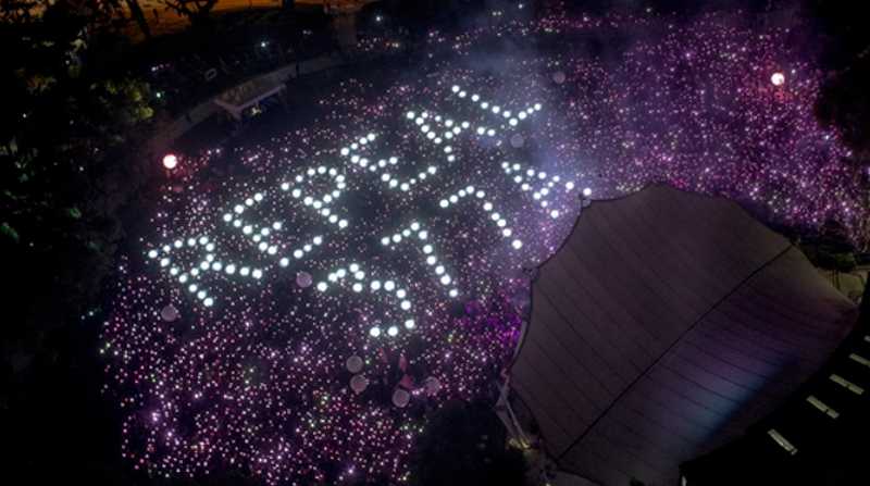 Activistas reprodujeron de manera luminosa en una manifestación su reivindicación de suspender la ley que sancionaba el sexo entre hombres. Foto: EFE/WALLACE