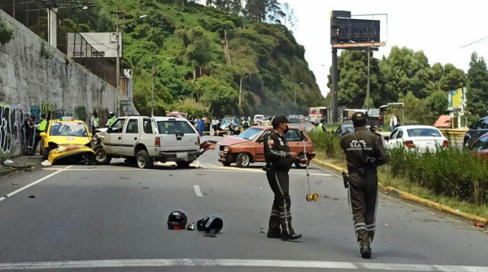 El siniestro de tránsito múltiple involucró a un taxi, dos autos y un taxi. Foto: Armando Lara para EL COMERCIO