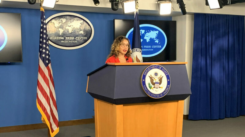 La alta representante del Departamento de Estado para la Justicia Racial, Desiree Cormier Smith, habla durante una rueda de prensa con motivo del Día de la Afrodescendencia, en Washington (EEUU). Foto: EFE.