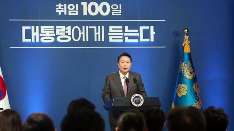 El presidente surcoreano, Yoon Suk-yeol, pronuncia un discurso durante su conferencia de prensa para conmemorar sus primeros 100 días en el cargo. Foto: EFE/YONHAP SOUTH KOREA OUT