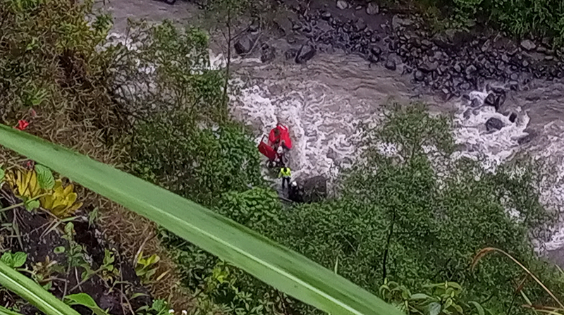 El vehículo quedó atrapado en el cauce de un río. Foto: Cortesía Bomberos Mejía