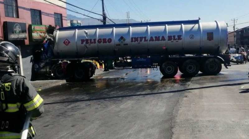 Un tanquero de gasolina chocó contra una vivienda en Quito. Foto: Cortesía CBQ