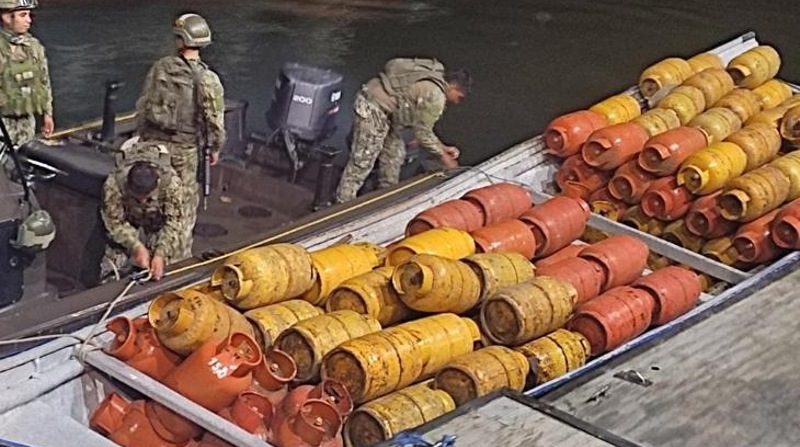 190 cilindros de GLP fueron hallados en una embarcación en la provincia de Esmeraldas. Foto: Armada del Ecuador
