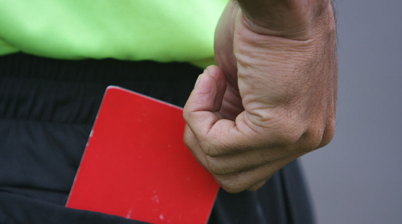 Imagen referencial de un árbitro que saca la tarjeta roja. Foto: archivo / EL COMERCIO