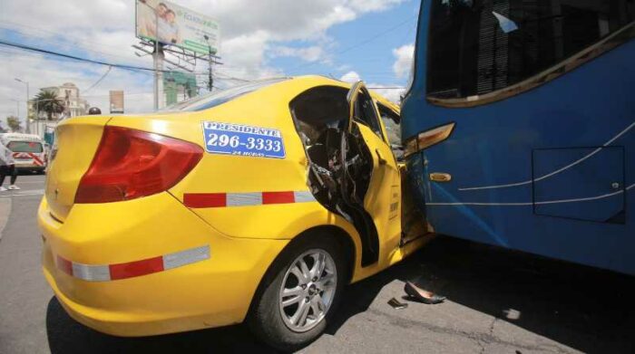 Los conductores de un bus de transporte urbano y un taxi quedaron detenidos este jueves luego del impacto de ambas unidades. Foto: Julio Estrella /EL COMERCIO