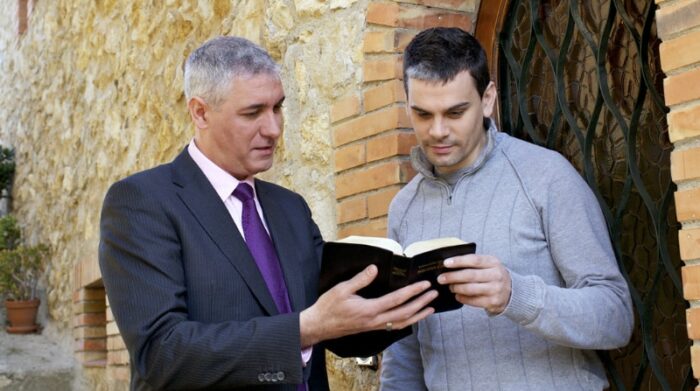Después de dos años y medio los testigos de Jehová vuelven a predicar en las puertas de las casas. Foto: Tomada de jw.org