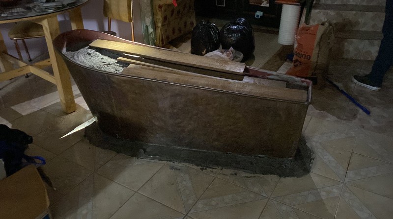 Encontraron el cuerpo de un hombre de 63 años en una tina cubierta de cemento en Cuenca. Foto: Redes Sociales