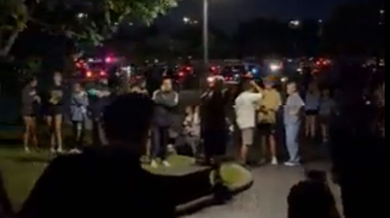 Las personas evacuaron el centro de diversiones, mientras la Policía buscaba al causante del tiroteo en Illinois. Foto: Captura de pantalla