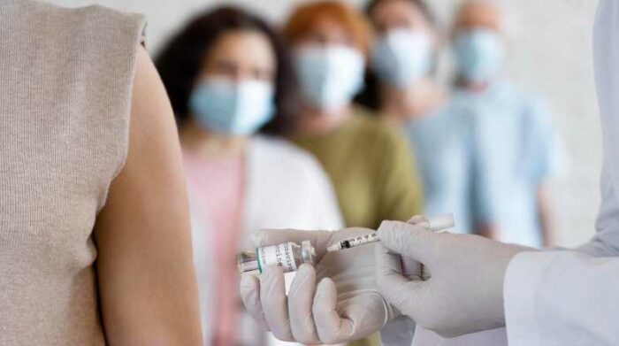 El Ministerio de Salud (MSP) habilitó nuevos puntos para la aplicación de las vacunas contra la covid-19. Foto: Freepik