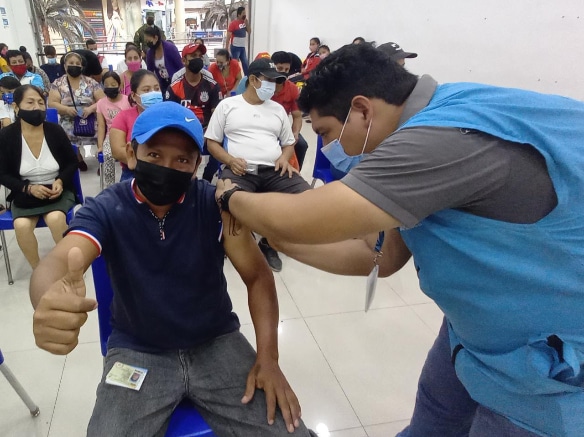 En el centro comercial Mall El Fortín, en el norte de Guayaquil, se instaló un punto de vacunación masiva para la minga Yo me refuerzo, el Ministerio de Salud. Foto: Cortesía Coordinación Zonal 8 de Salud