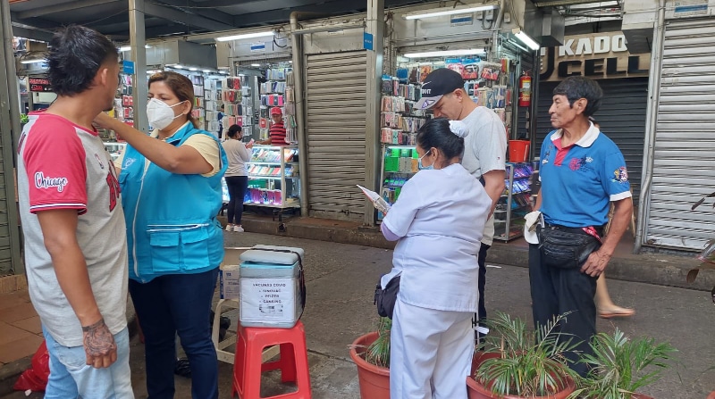 Brigadas del Ministerio de Salud recorren sectores populares de Guayaquil, como la Bahía, en el centro de la ciudad. La meta en la ciudad es aplicar 34 000 dosis este 27 de agosto de 2022. Foto: Cortesía Coordinación Zonal 8 de Salud