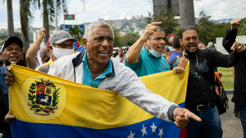 Decenas de personas se manifiestan para exigir al Gobierno de Nicolás Maduro mejoras laborales, hoy, en Caracas (Venezuela). Foto: EFE.