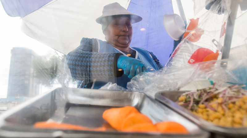 Beatriz Caranqui, de 54 años, vende mote en un carrito en la av. 10 de Agosto. Foto: Carlos Noriega/ EL COMERCIO