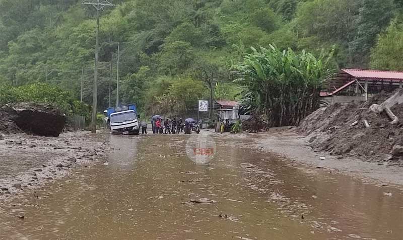 El 21 de agosto del 2022 se registró un deslizamiento de tierra en la vía Baños- Puyo. Foto: Twitter ECU 911 Ambato