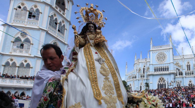 Imagen de la "Churona" o Virgen del Cisne en una fotografía de archivo durante la romería que se celebra cada 17 de agosto. Foto: Archivo / EL COMERCIO