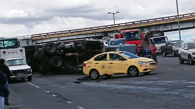 El vehículo pesado quedó volcado y bloqueaba el paso de los automotores que salían hacia la avenida Simón Bolívar, en la curva de Santa Rosa. Foto: Policía Nacional