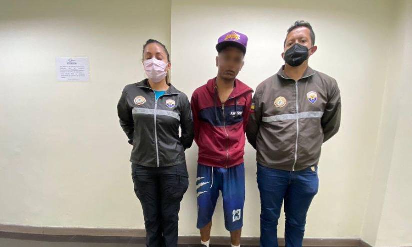 En mayo pasado, la Policía detuvo a un sospechoso de robar y matar a un joven en Quito. Foto: Cortesía/Policía