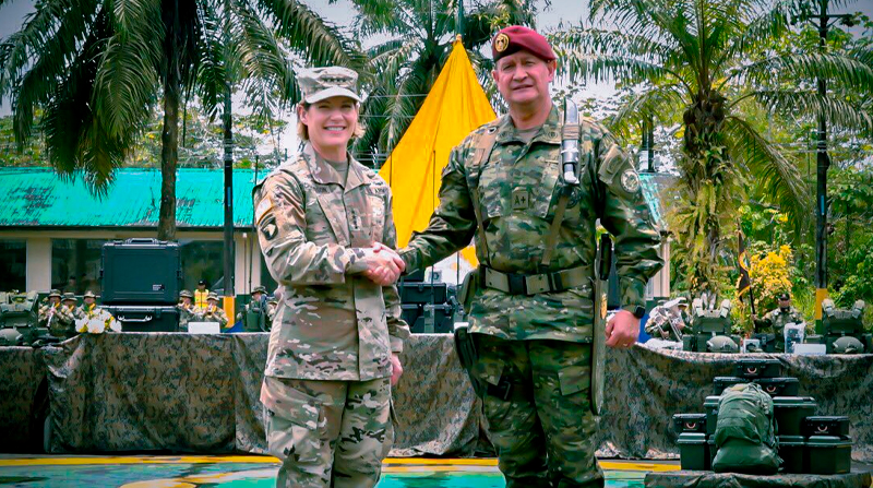 En el acto de entrega participó la comandante del Comando Sur de Estados Unidos, Laura Richardson. Foto: @USembassyEC