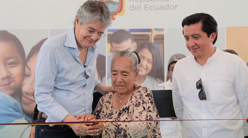 Guillermo Lasso entregó a 340 familias las llaves de su propia casa. Foto: Twitter @LassoGuillermo