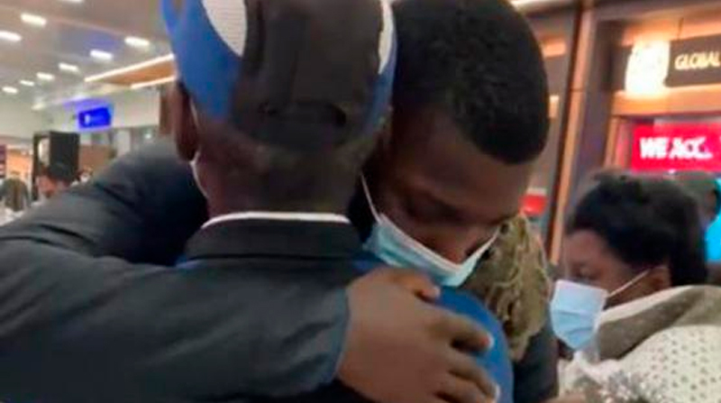 Moisés Caicedo abrazó a su padre, antes de su desplazamiento a Inglaterra. Foto: Captura
