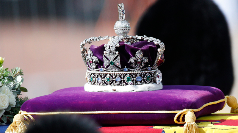 Carlos III y sus hermanos velaron el féretro de la monarca durante algo más de 15 minutos. Foto: EFE