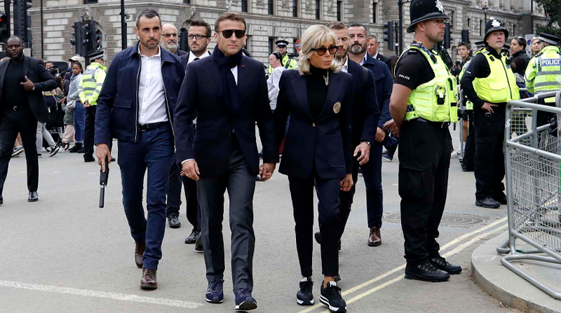 El presidente francés Emmanuel Macron y su esposa, Brigitte, llegan a Westminster Hall para visitar la capilla ardiente de la difunta reina Isabel II. Foto: EFE