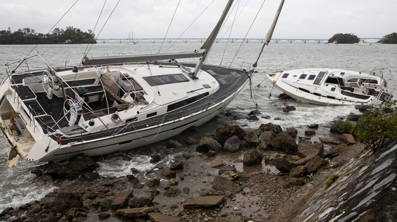 Dos lanchas encalladas en la orilla del mar tras el paso del huracán Fiona, en el barrio Ginandiana, en Samaná. República Dominicana. Foto: EFE