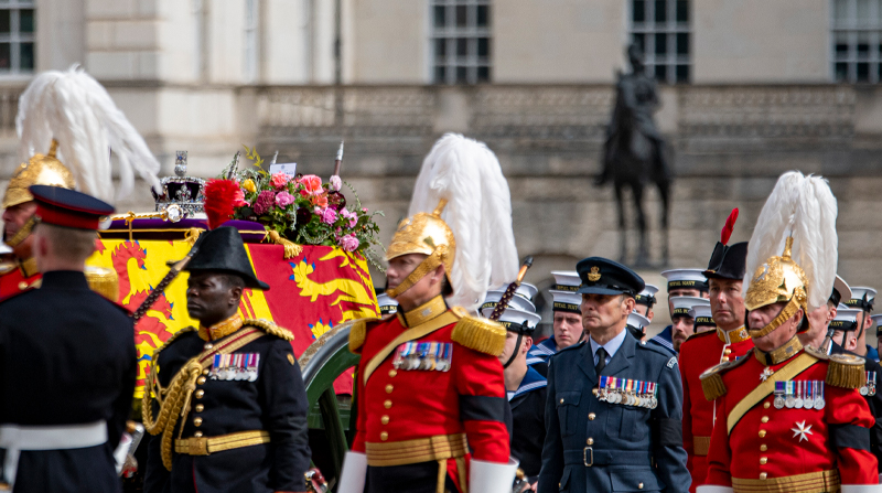 El féretro de la Reina Isabel II a su paso por Horseguards Parade, en el centro de Londres, después de la celebración del funeral de la monarca. Foto: Europa Press