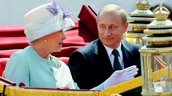 El presidente ruso, Vladimir Putin, y la reina Isabel II se trasladan en un carruaje abierto durante la visita del mandatario al Reino Unido en junio de 2003. Foto: EFE