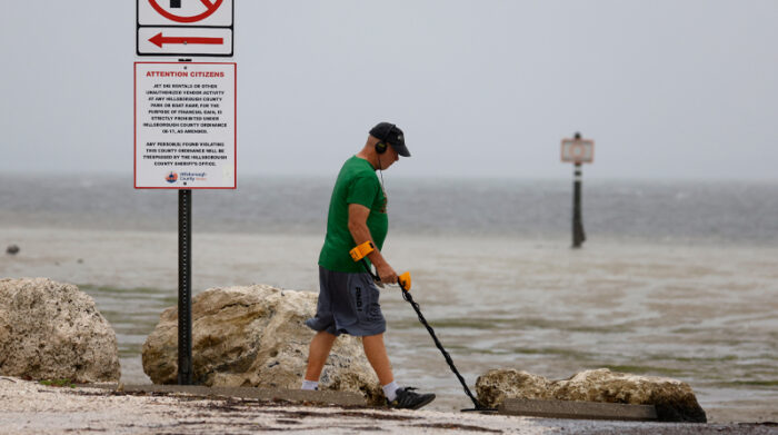 El gobernador de Florida, Ron DeSantis, pidió a la ciudadanía máxima precaución ante el impacto que provoca el huracán Ian en todo el estado. Foto: EFE