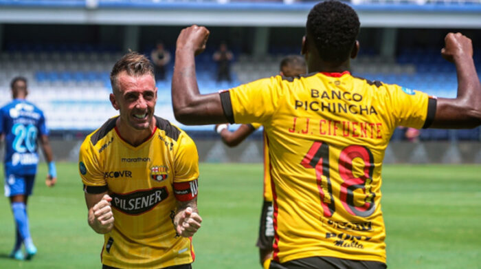 Jhon Jairo Cifuente y Damián Díaz celebran un gol de Barcelona. Foto: Página oficial de Barcelona SC