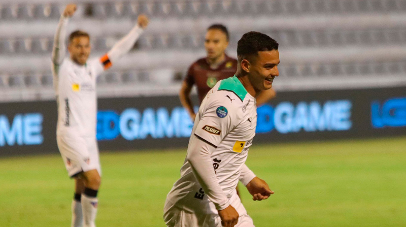 Alexander Alvarado celebra el gol marcado a Mushuc Runa en la LigaPro 2022 en el Estadio Bellavista de Ambato. Foto: Twitter @LDU_Oficial