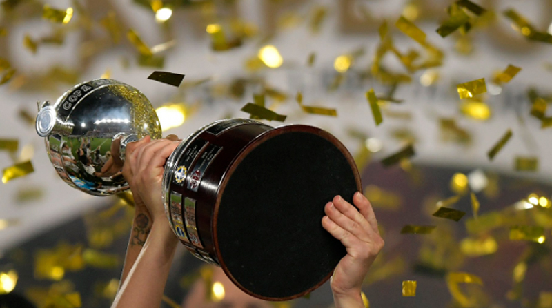 Trofeo de la Copa Libertadores Femenina que se entrega al equipo campeón. Foto: Twitter @LibertadoresFEM