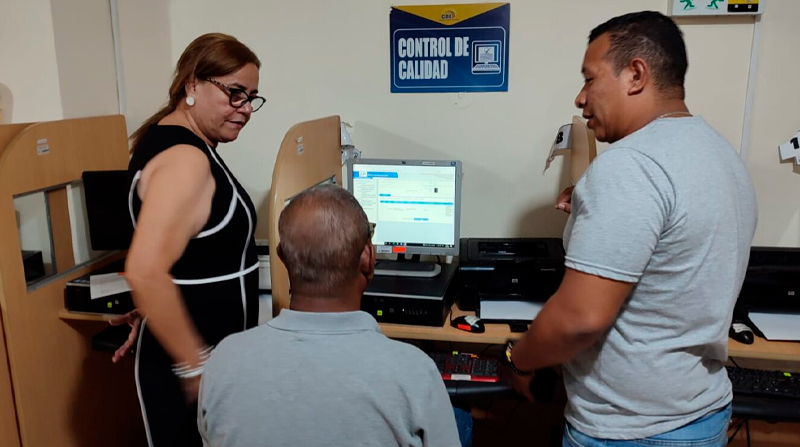 En la delegación del órgano electoral en Esmeraldas, las organizaciones acudieron a registrar sus listas con sus delegados políticos. Foto: Cortesía CNE