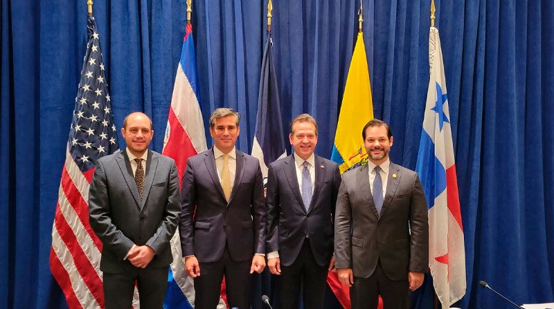 El ministro Julio Prado juntos a sus homólogos de Costa Rica, Panamá, República Dominicana y EE.UU.