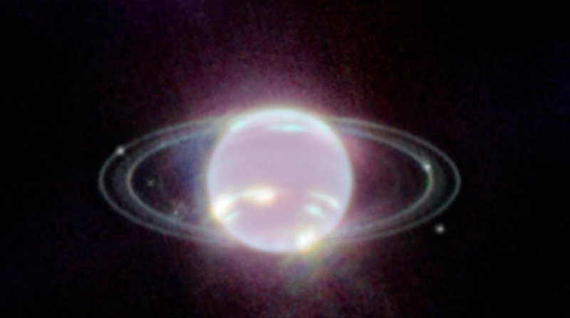 Lo más llamativo en la nueva imagen de Webb es la nítida vista de los anillos del planeta. Foto: NASA