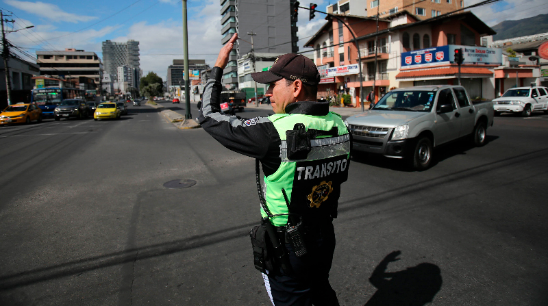 La AMT recomienda conducir con precaución y respetar las señales de tránsito. Foto: Archivo / EL COMERCIO