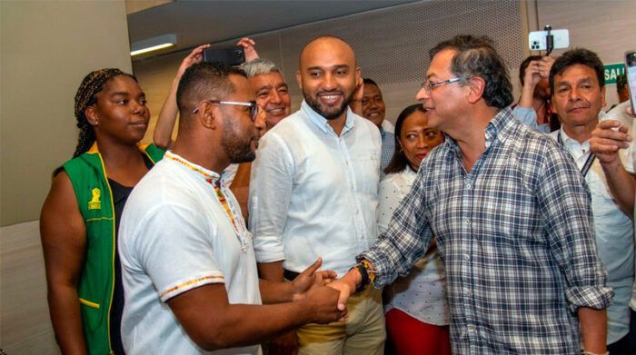 Gustavo Petro (d), se reunió con líderes de la región este 6 de septiembre de 2022, en Buenaventura. Foto: EFE