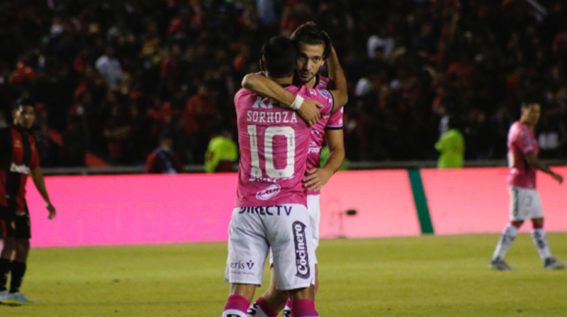 Junior Sornoza (espaldas) y Lautaro Díaz, celebran uno de los goles marcados por Independiente en la Copa Sudamericana 2022. Foto: Facebook Independiente Del Valle