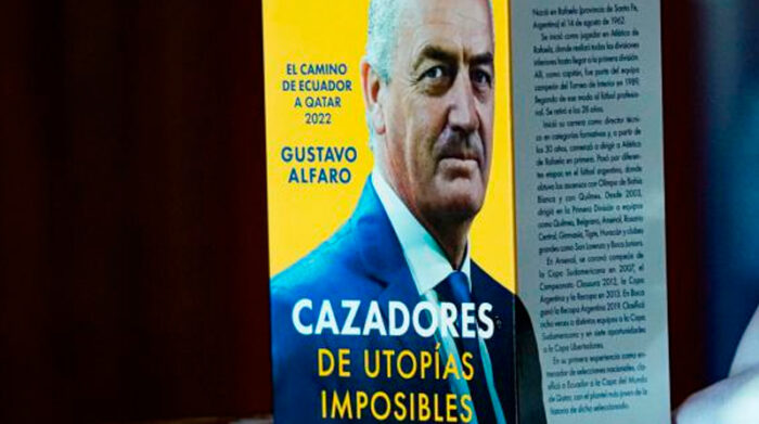 El libro de Gustavo Alfaro se llama 'Cazadores de Utopías Imposibles'. Foto: Twitter @LaTri