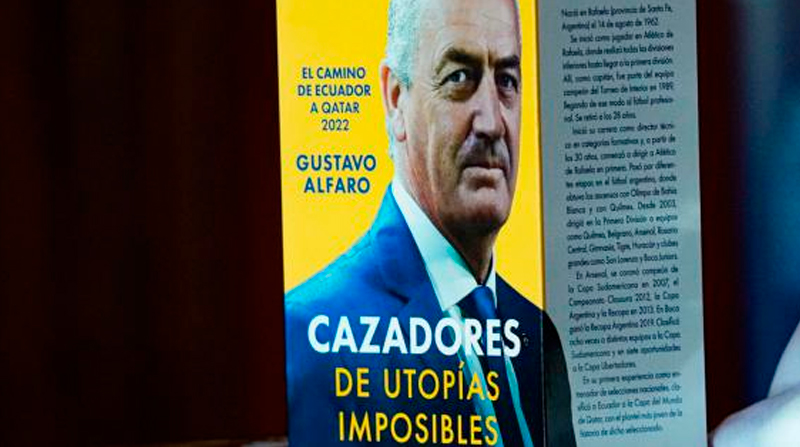 El libro de Gustavo Alfaro se llama 'Cazadores de Utopías Imposibles'. Foto: Twitter @LaTri