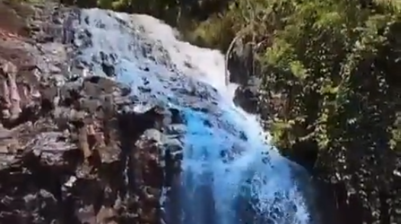Una cascada fue teñida de azul por una pareja en espera de un bebé, en Brasil. Foto: Twitter.