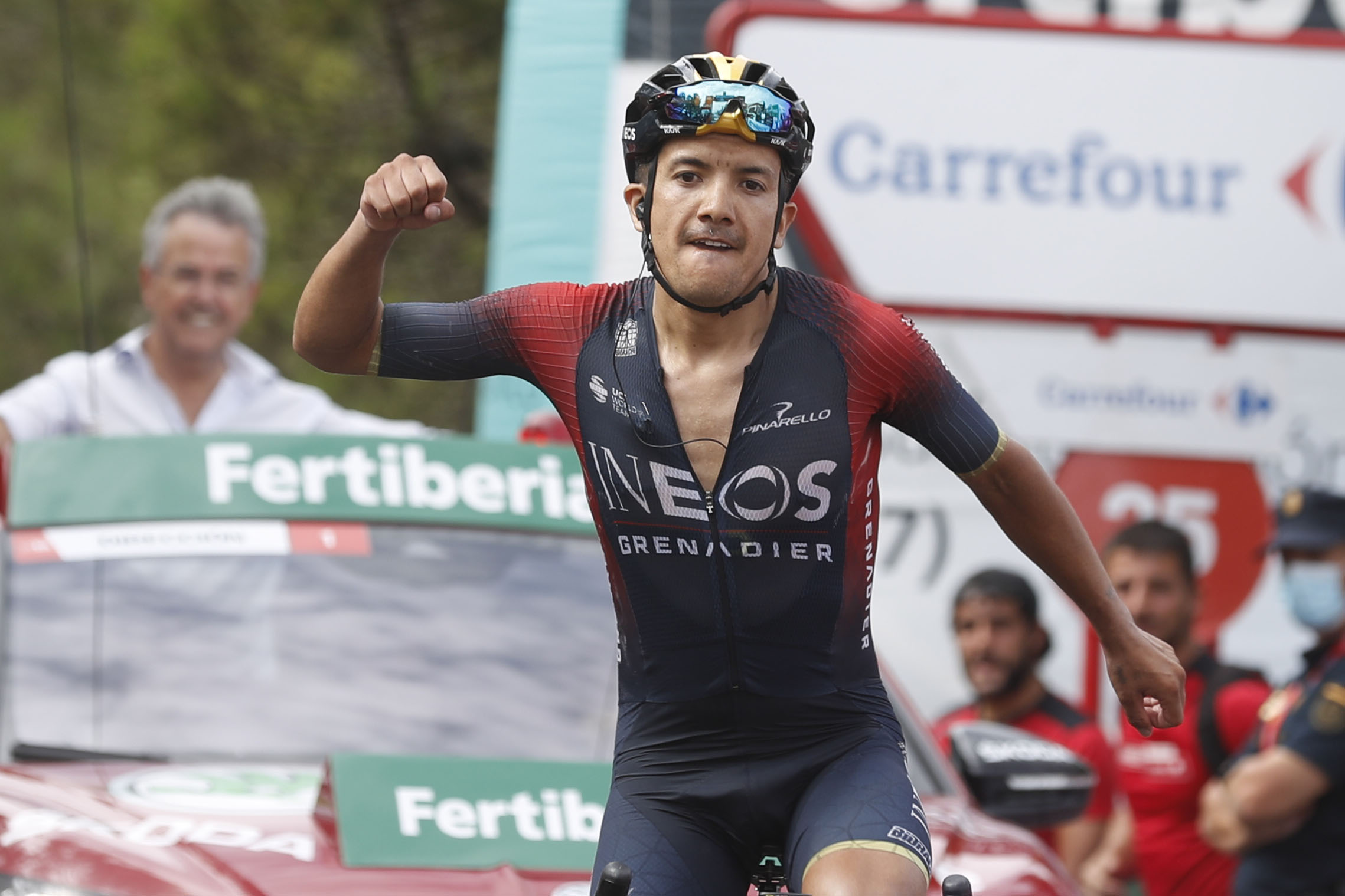 El ecuatoriano Richard Carapaz (Ineos) se impone vencedor de la duodécima etapa de la Vuelta Ciclista a España 2022 disputada ese jueves entre Salobreña y Peñas Blancas, en Estepona, de 192,7km de recorrido. EFE/ Javier Lizon