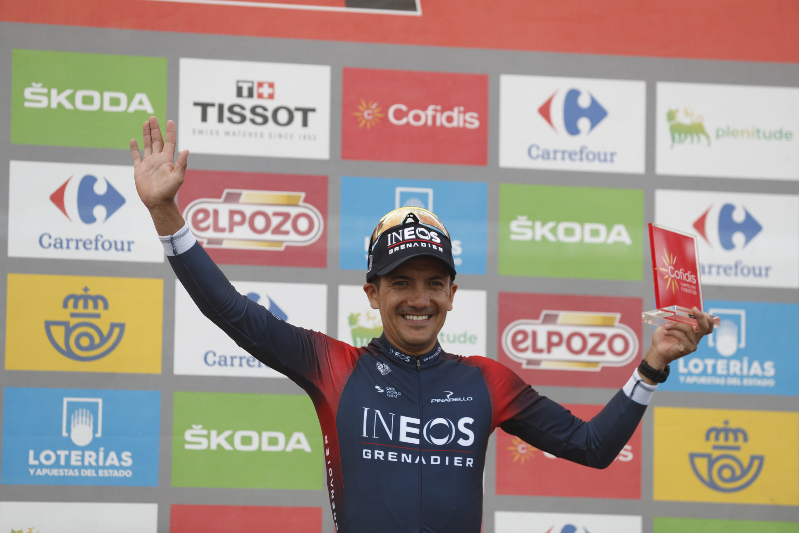 El ciclista ecuatoriano Richard Carapaz en el podium tras ganar la duodécima etapa de la Vuelta Ciclista a España 2022 disputada ese jueves entre Salobreña y Peñas Blancas, en Estepona, de 192,7km de recorrido. EFE/ Javier Lizón