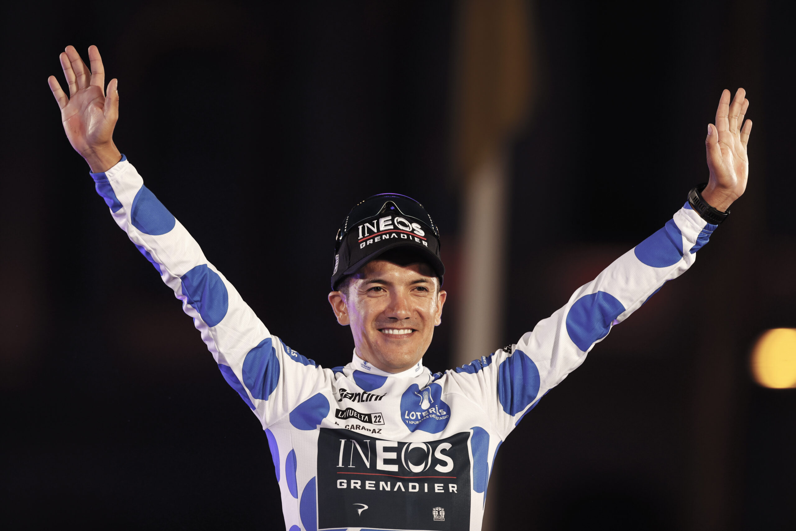 l ecuatoriano Richard Carapaz, ganador del maillot de la Montaña, en el podio tras la etapa final de la 77 edición de la Vuelta Ciclista a España, este domingo en Madrid. EFE/ Javier Lizón