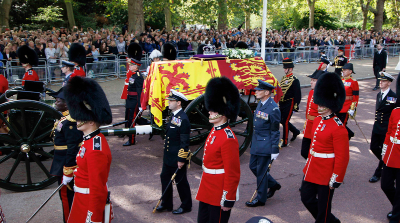 El féretro que contiene los restos mortales de la fallecida reina Isabel II de Gran Bretaña fue transportado en un carruaje desde el Palacio de Buckingham hasta Westminster. Foto: EFE