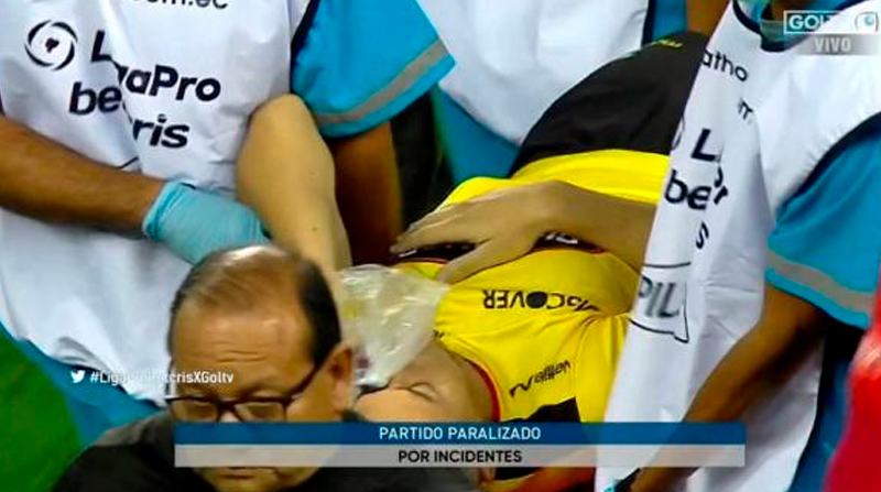 Carlos Rodríguez retirado en camilla por un impacto en su cabeza. Foto: Captura de pantalla