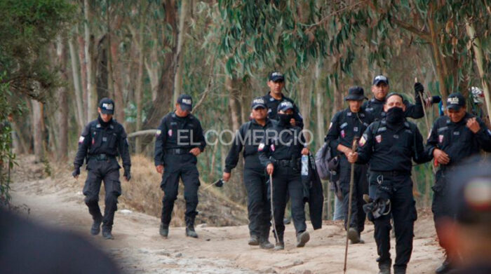 Agentes de la Policía Nacional en el cerro Casitagua. Foto: Carlos Noriega / EL COMERCIO
