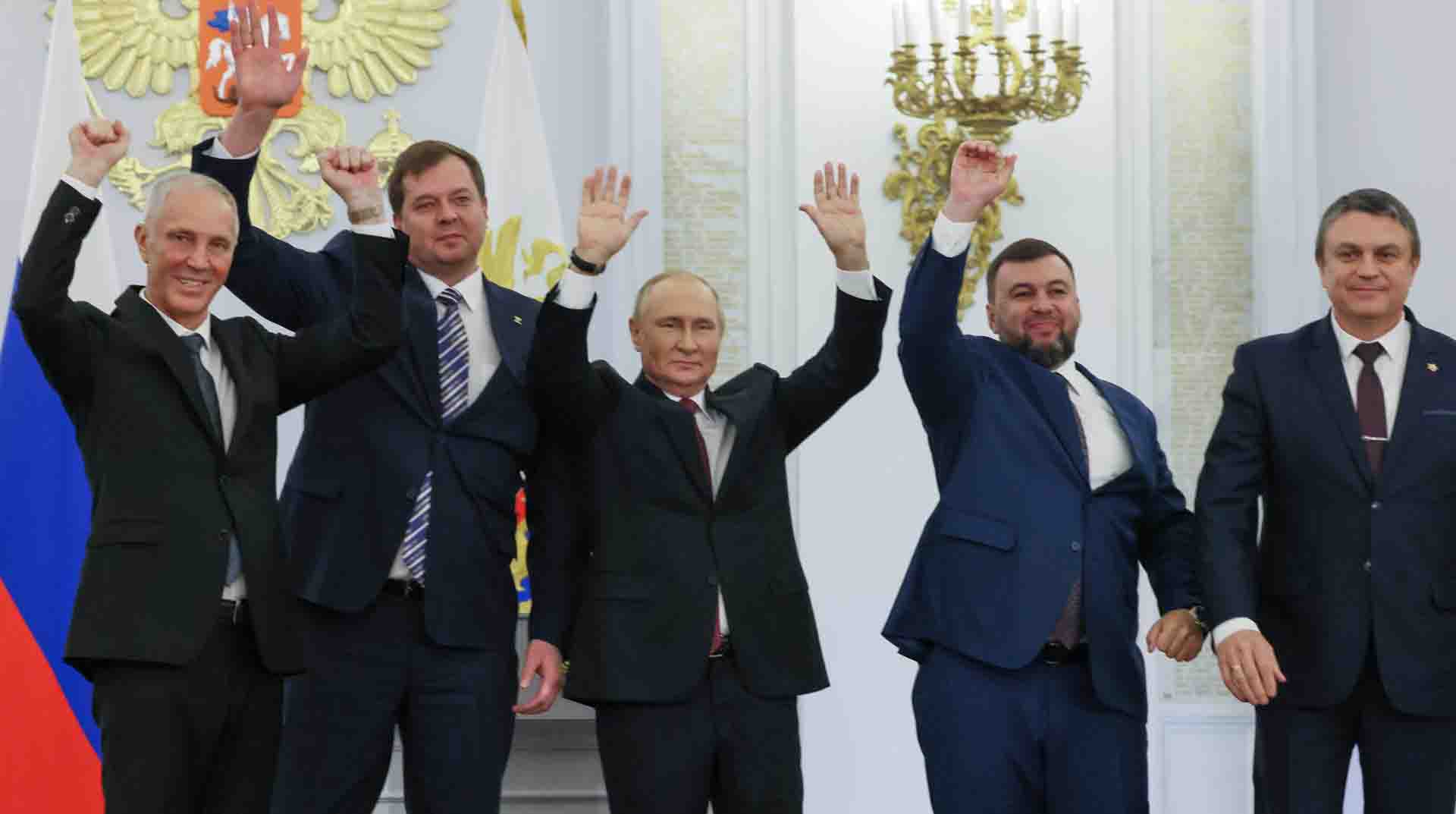El presidente ruso Vladimir Putin (c) celebra con el jefe de la República Popular de Donetsk, Denis Pushilin, (2do-der), el líder de la República Popular de Lugansk, Leonid Pasechnik, (d), el jefe de la Región de Zaporiyia, Yevhen Balitsky (2º a la izquierda), y el dirigente de la región de Jersón, Vladimir Saldo (izq), tras firmar los tratados sobre la adhesión de estos territorios a Rusia en Moscú. Foto: EFE